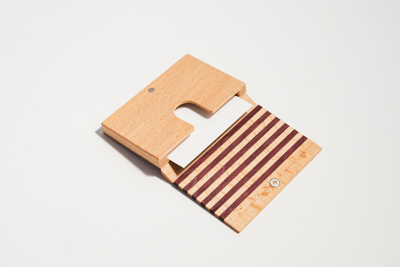 クルミ材、非常に美しい木製刺繍+銅片のデザイン。 クルミ材、非常に美しい木製刺繍+銅片のデザイン。