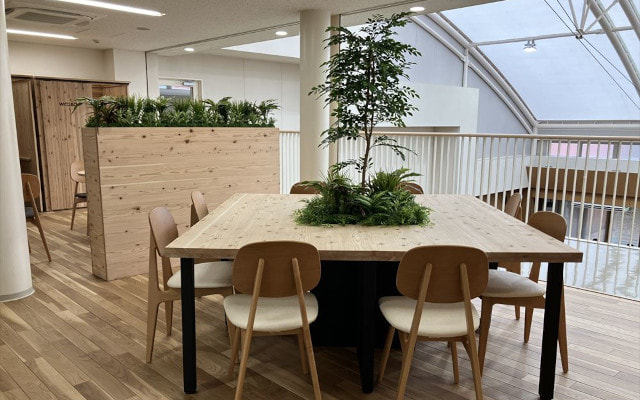 【キイノクス導入事例】木質化・緑化リニューアルでリラックス空間が誕生「淑徳大学」